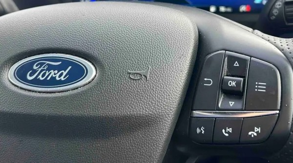 Ford Fiesta OK gomp a kormányon